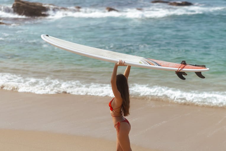 Chica con tabla de surf