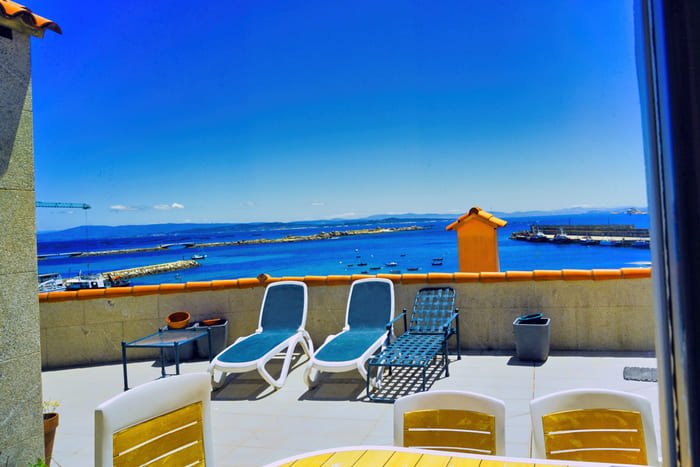 Terraza de Illas Atlánticas. Ático de alquiler vacacional en Aguiño.